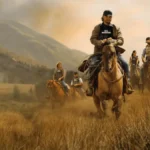 Personagens de Marshals Uma História de Yellowstone andam a cavalo em um cenário de mata e montanhas (1)