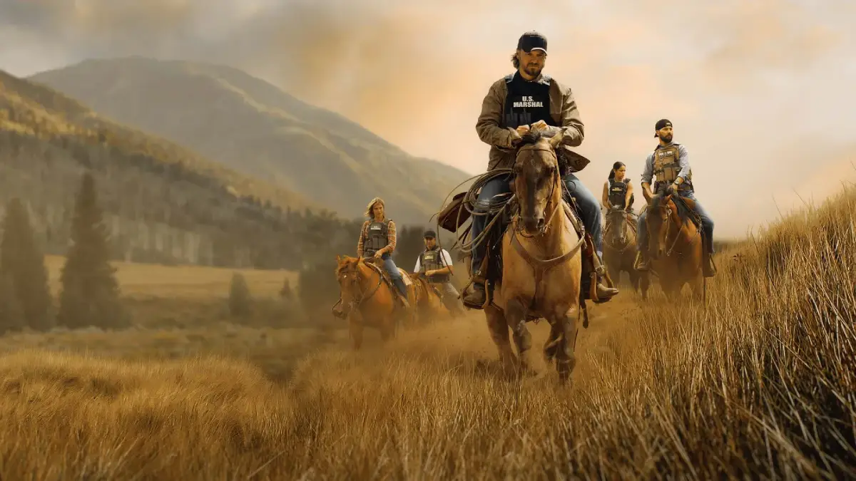 Personagens de Marshals Uma História de Yellowstone andam a cavalo em um cenário de mata e montanhas (1)