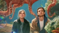 Personagens do filme Criaturas Extraordinariamente Brilhantes olham para aquário no filme da Netflix - Flixlândia