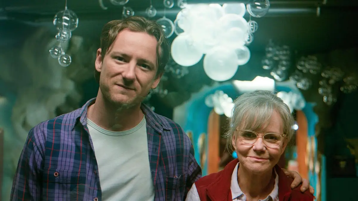 Personagens do filme Criaturas Extraordinariamente Brilhantes olham para aquário no filme da Netflix - Flixlândia