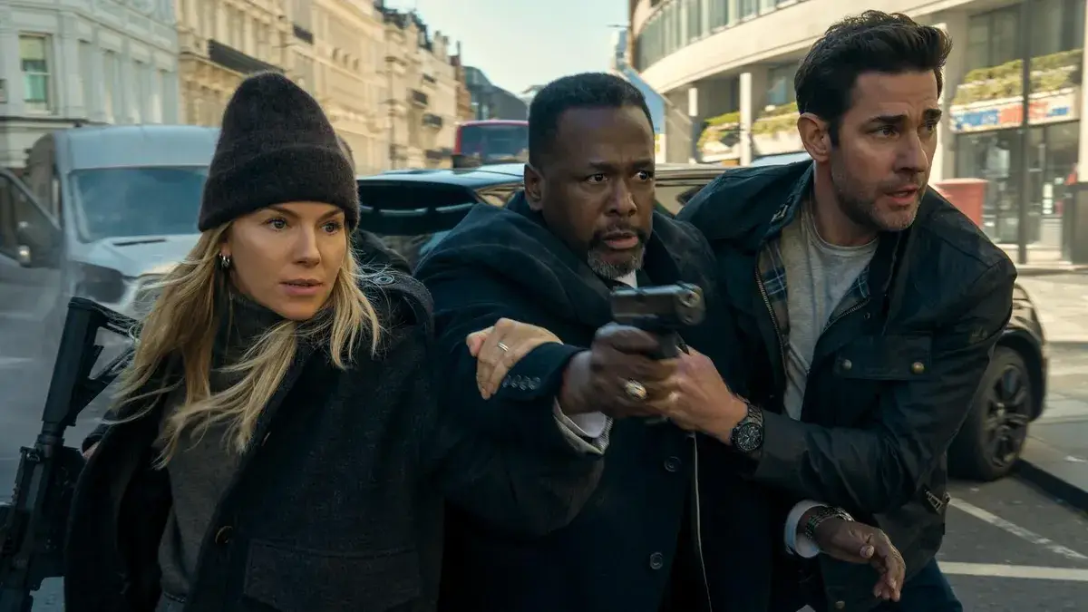 Tom Clancy, interpretado por John Krasinski, com outros dois personagens em cena do filme Jack Ryan - Guerra Fantasma (1)