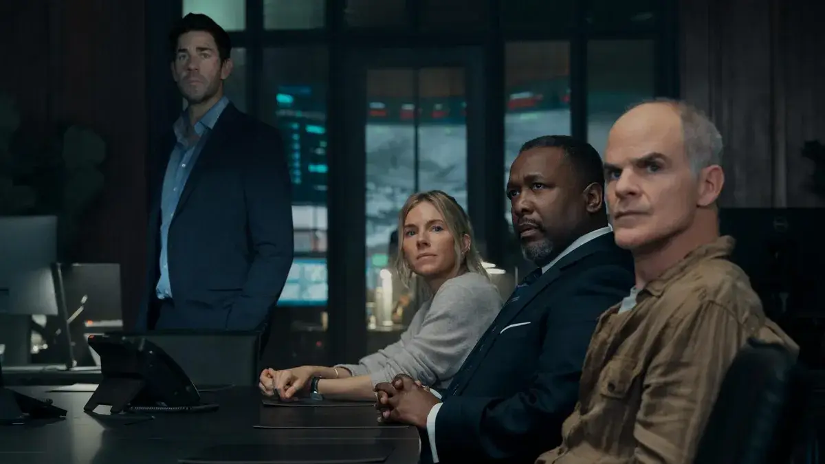 Tom Clancy, interpretado por John Krasinski, com outros três personagens em cena do filme Jack Ryan - Guerra Fantasma (1)