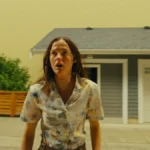 atriz Renate Reinsve com o rosto assustado e ensanguentado em cena do filme Backrooms - Um Não-Lugar de 2026