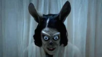 cena do monstro no filme Hokum O Pesadelo da Bruxa de 2026 (1)