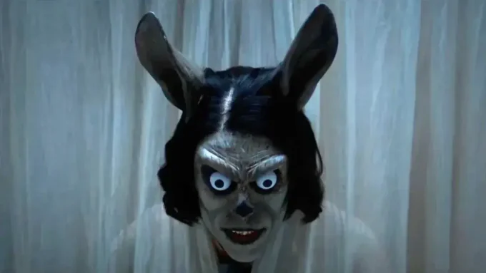cena do monstro no filme Hokum O Pesadelo da Bruxa de 2026 (1)