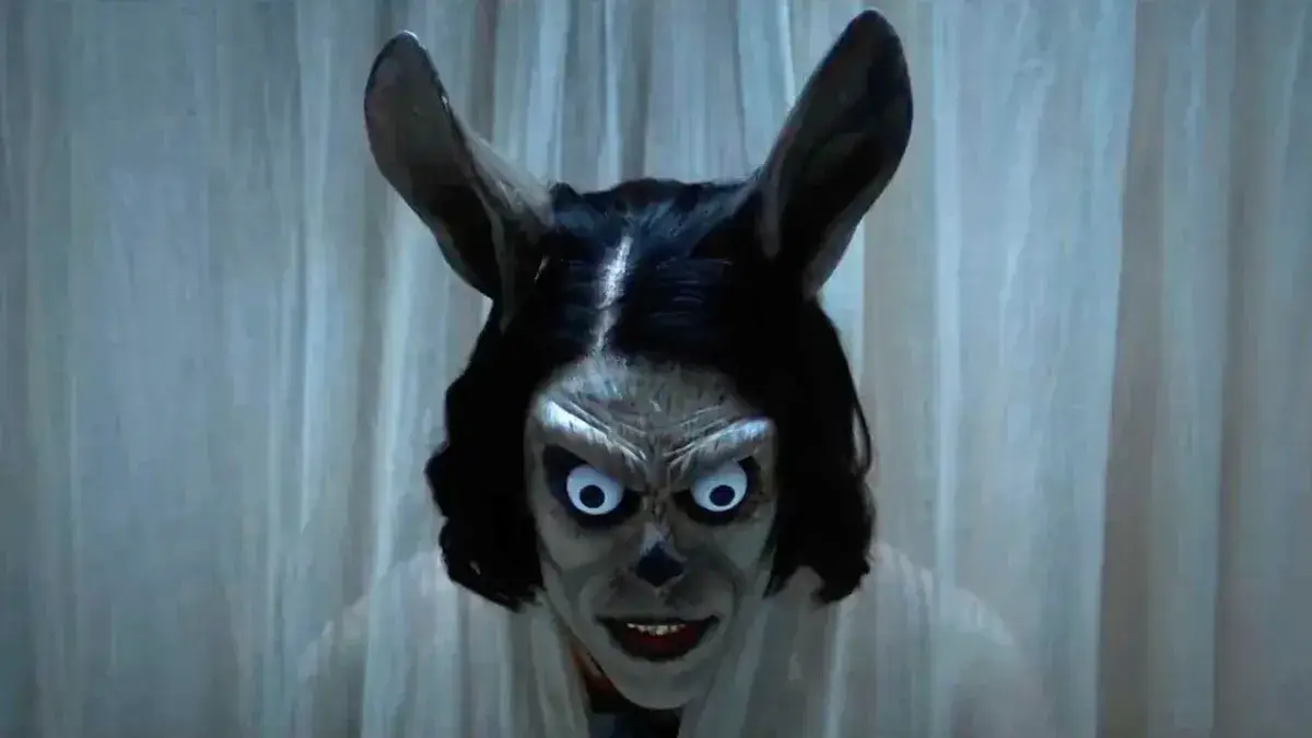 cena do monstro no filme Hokum O Pesadelo da Bruxa de 2026 (1)