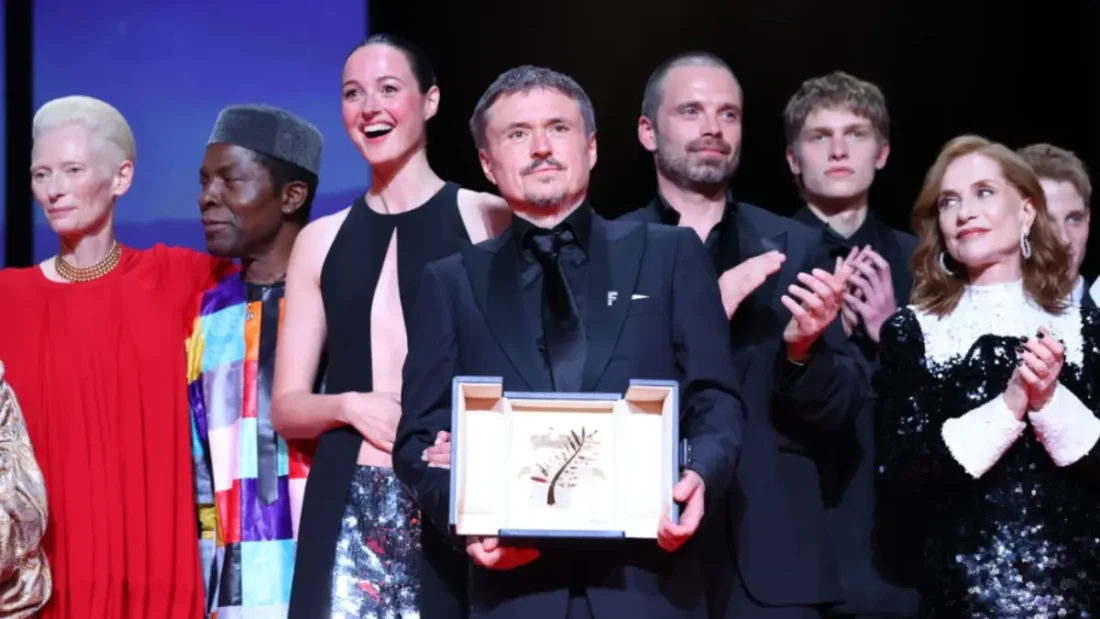 elenco e diretor de Fjord sobem ao palco para receber a Palma de Ouro, principal prêmio Fjord dos vencedores do Festival de Cannes 2026