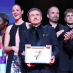 elenco e diretor de Fjord sobem ao palco para receber a Palma de Ouro, principal prêmio Fjord dos vencedores do Festival de Cannes 2026