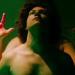 homem negro sem camisa com mãos atrás dele em cena do filme brasileiro Labirinto dos Garotos Perdidos de 2026