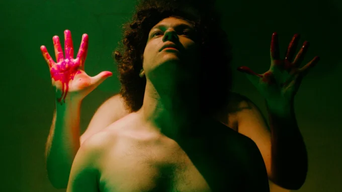 homem negro sem camisa com mãos atrás dele em cena do filme brasileiro Labirinto dos Garotos Perdidos de 2026