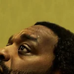 o ator Chiwetel Ejiofor com metade do rosto em cena do filme Backrooms – Um Não Lugar de 2026