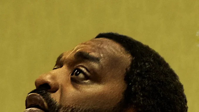o ator Chiwetel Ejiofor com metade do rosto em cena do filme Backrooms – Um Não Lugar de 2026