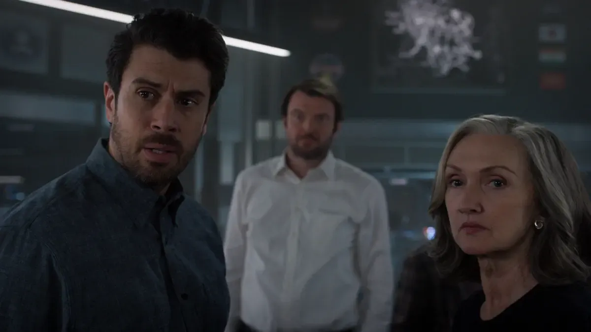 personagens com olhar fixo em cena da temporada 5 da série For All Mankind (1)