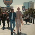 personagens da série Hacks andando sorridentes na rua em cena da temporada 5