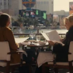 personagens da série Hacks sentadas em mesa de restaurante em cena da temporada 5 (1)