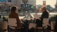 personagens da série Hacks sentadas em mesa de restaurante em cena da temporada 5 (1)