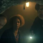 personagens da série de The Boroughs da Netflix em uma caverna (1)