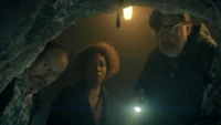 personagens da série de The Boroughs da Netflix em uma caverna (1)