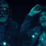 personagens da série de The Boroughs da Netflix usando óculos de proteção com EPI (1)