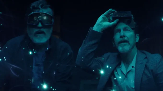 personagens da série de The Boroughs da Netflix usando óculos de proteção com EPI (1)