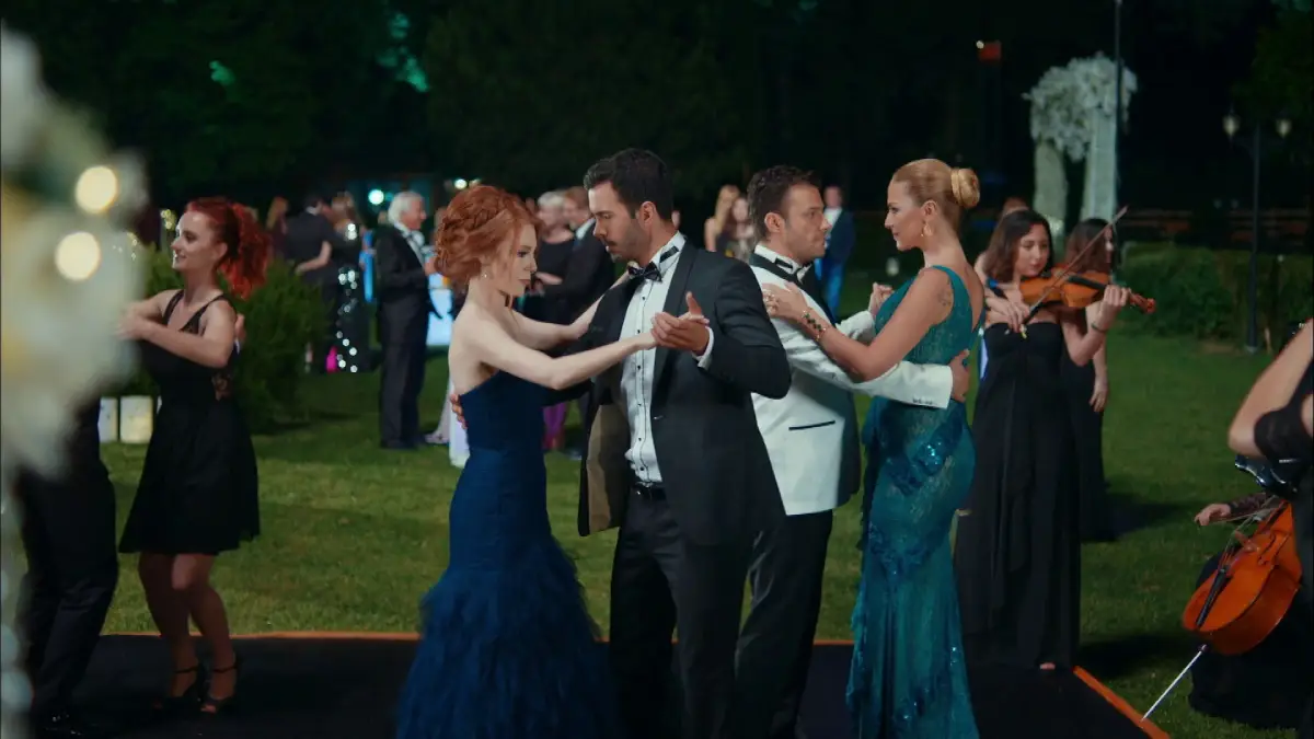 protagonista da novela turca amor de aluguel em cena - Flixlândia