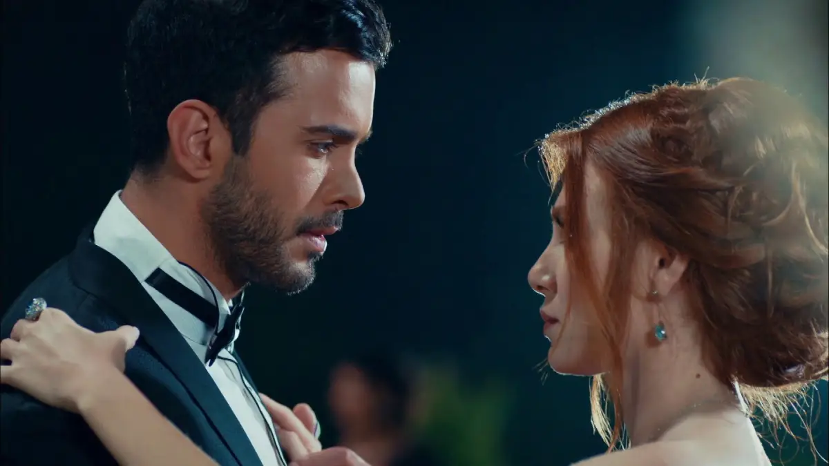 protagonistas da novela turca amor de aluguel se olham nos olhos - Flixlândia