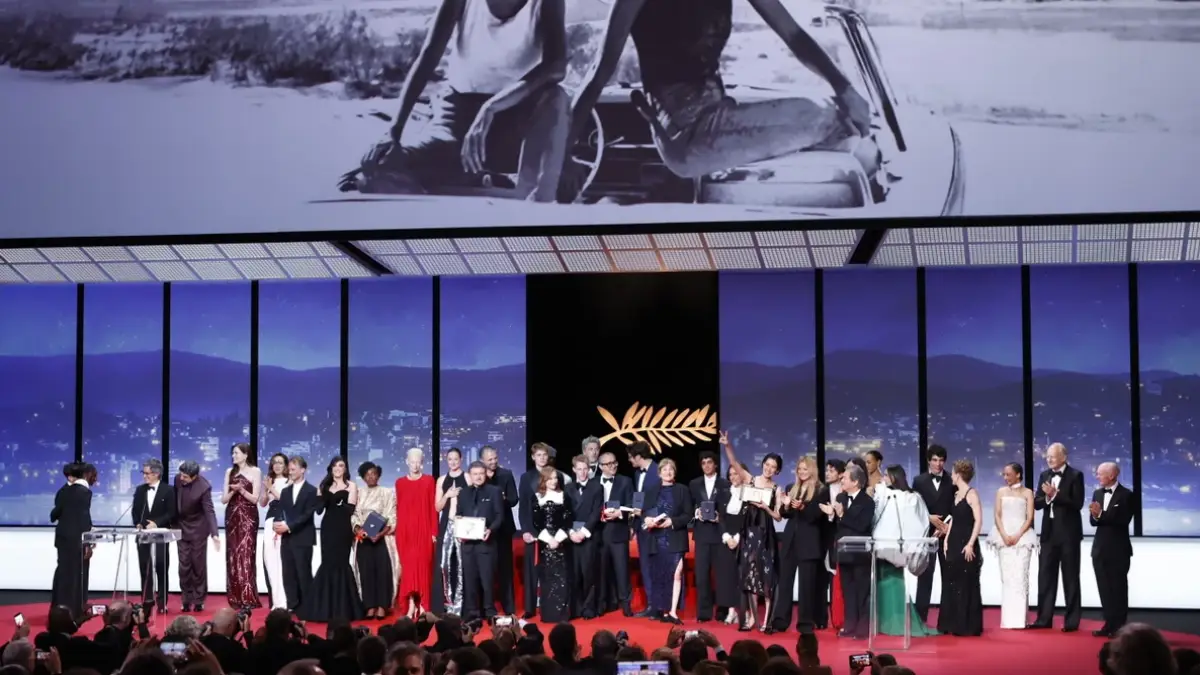 vencedores do Festival de Cannes 2026 sobem ao palco para receber seus prêmios