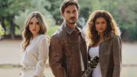 Agrado (Isadora Cruz), João Raul (Filipe Bragança) e Naiane (Isabelle Drummond) posam para foto da novela em Coração Acelerado