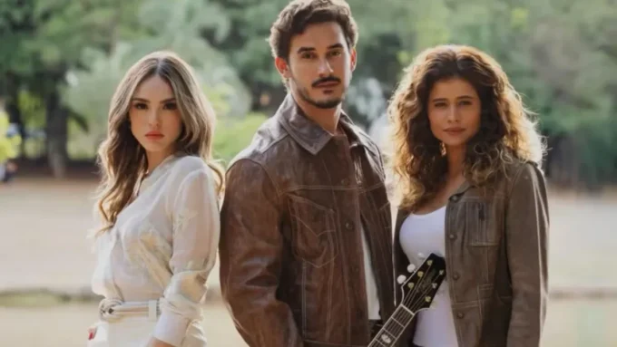 Agrado (Isadora Cruz), João Raul (Filipe Bragança) e Naiane (Isabelle Drummond) posam para foto da novela em Coração Acelerado