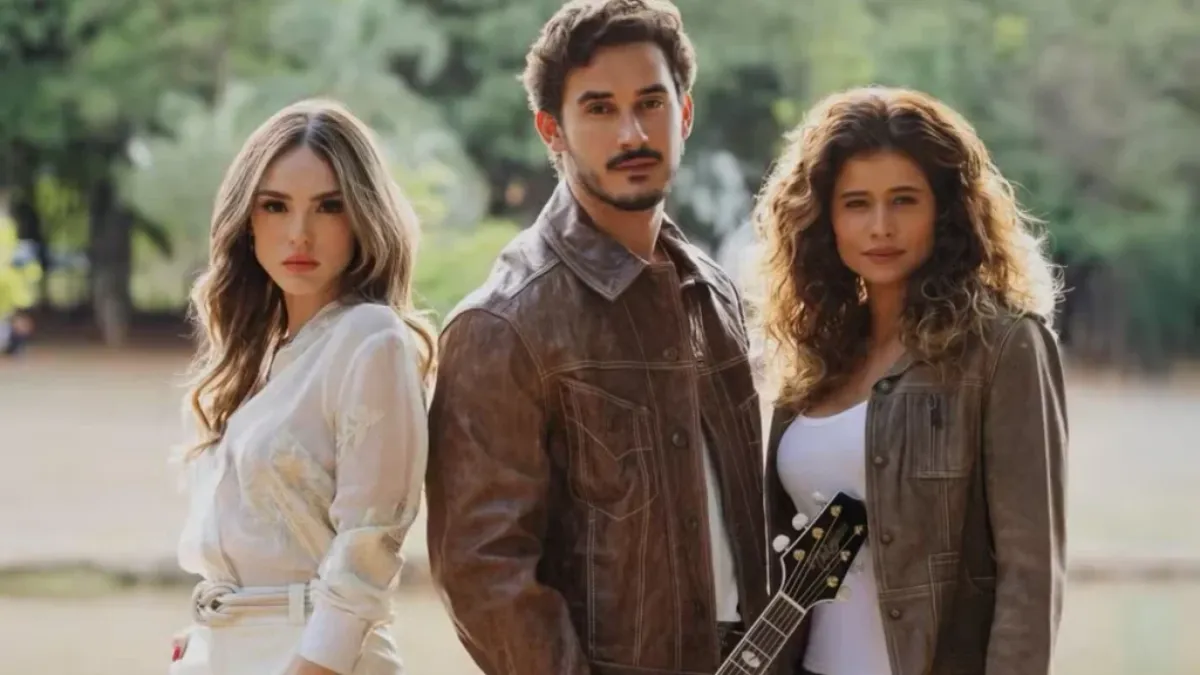 Agrado (Isadora Cruz), João Raul (Filipe Bragança) e Naiane (Isabelle Drummond) posam para foto da novela em Coração Acelerado