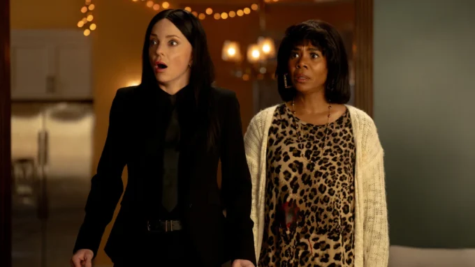 Anna Faris e Regina Hall em cena do filme Todo Mundo em Pânico 6