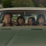 Anne Hathaway, Ewan McGregor, Maisy Stella e Christian Convery dentro de um carro em cena do filme O Fim da Rua, de 2026