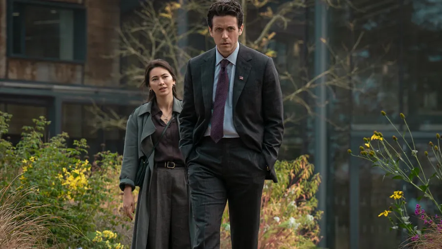 Ashley Zukerman e Jessica Henwick na temporada 3 de Silo