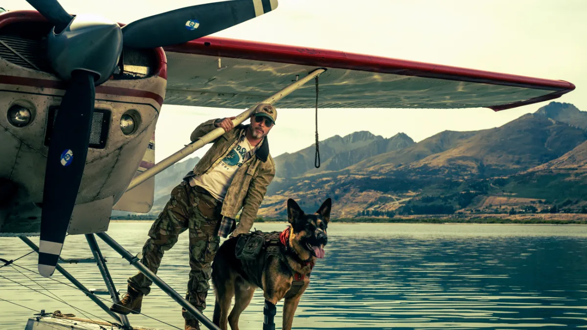 Brad Pitt e seu cão se perdem no Alaska após trágico acidente aéreo veja o trailer de ‘Coração Selvagem’
