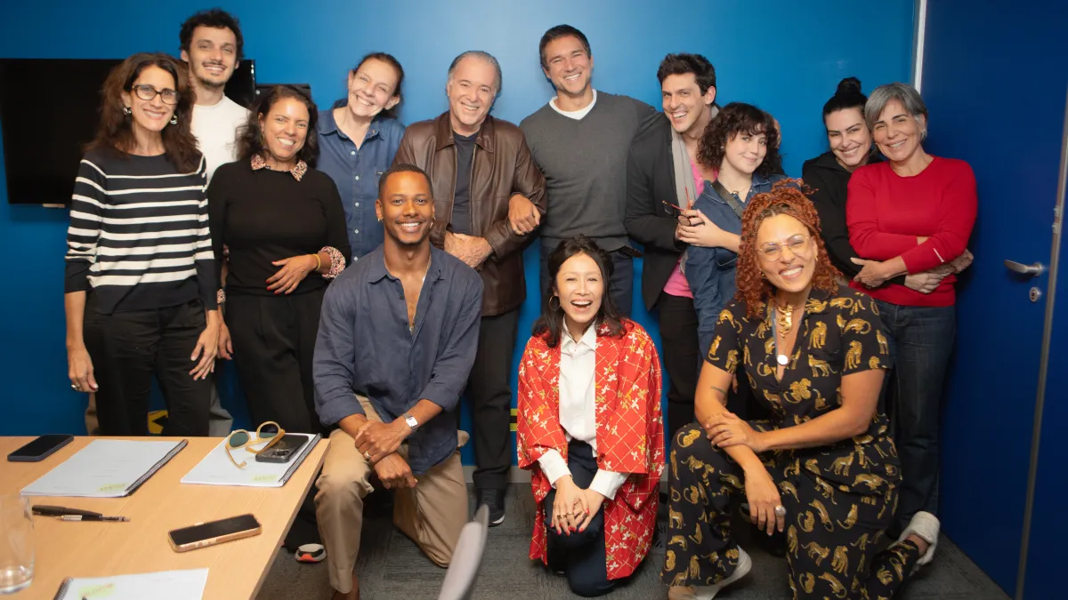 Elenco e produção de “Se Eu Fosse Você 3” durante a leitura de roteiro