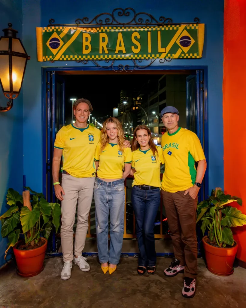 Em clima de Copa, elenco de ‘Supergirl’ assiste a jogo do Brasil confira (1)