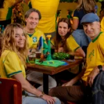 Em clima de Copa, elenco de ‘Supergirl’ assiste a jogo do Brasil confira