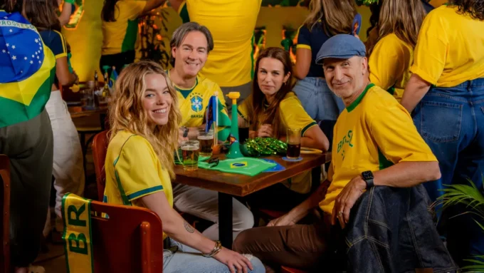 Em clima de Copa, elenco de ‘Supergirl’ assiste a jogo do Brasil confira