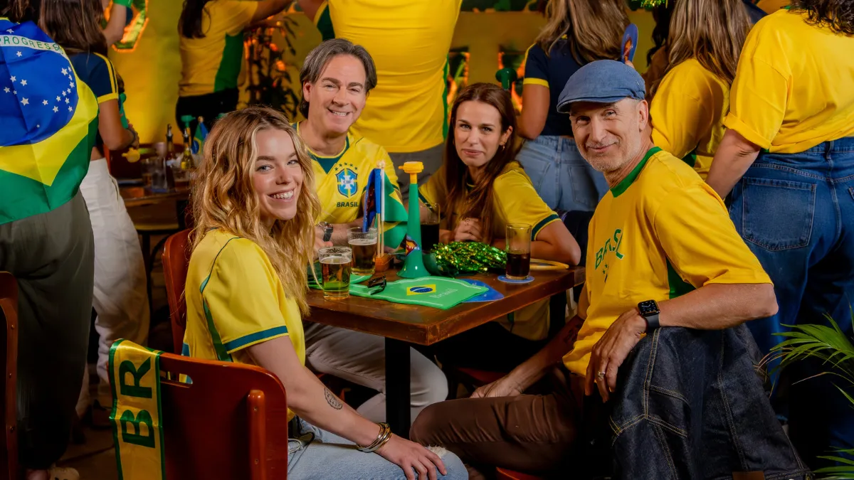 Em clima de Copa, elenco de ‘Supergirl’ assiste a jogo do Brasil confira