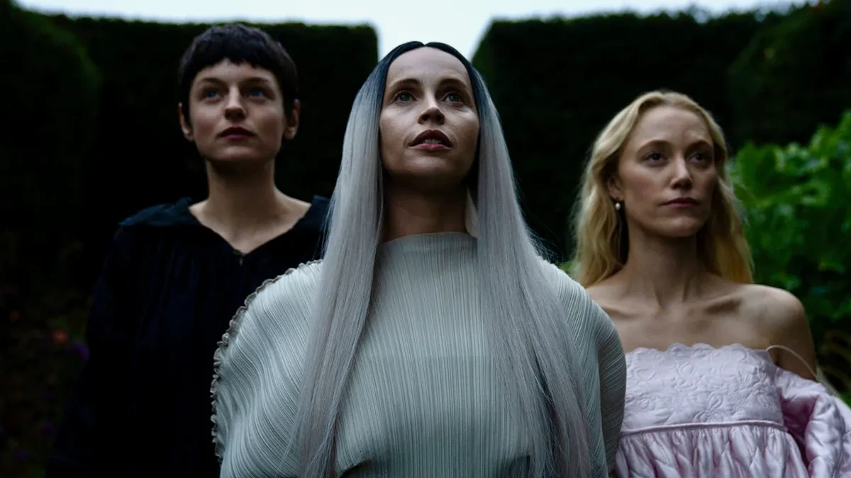 Emma Corrin, Markella Kavenagh e Maika Monroe no filme 100 Noites de Desejo de 2026