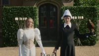 Emma Corrin e Maika Monroe no filme 100 Noites de Desejo de 2026