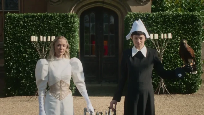 Emma Corrin e Maika Monroe no filme 100 Noites de Desejo de 2026
