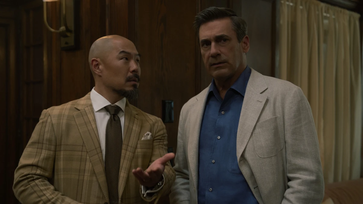 Hoon Lee e Jon Hamm em cena do episódio 10, final da temporada 2 de Seus Amigos e Vizinhos, série do Apple TV