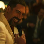 Javier Bardem sorrindo com um microfone na mão em cena da série Cabo do Medo de 2026 disponível no Apple TV