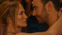 Jennifer Lopez e Brett Goldstein em cena do filme Paixão de Escritório de 2026 da Netflix