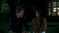 Jon Hamm e Olivia Munn em cena do episódio 10, final da temporada 2 de Seus Amigos e Vizinhos, série do Apple TV