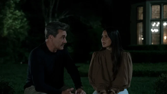 Jon Hamm e Olivia Munn em cena do episódio 10, final da temporada 2 de Seus Amigos e Vizinhos, série do Apple TV