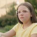 Mia Hansen com óculos em cena do filme Ela Escolhe Perdoar de 2025 (1)