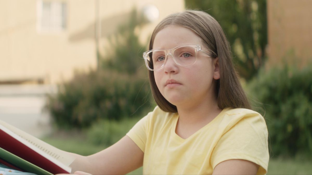 Mia Hansen com óculos em cena do filme Ela Escolhe Perdoar de 2025 (1)