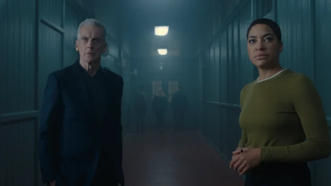 Peter Capaldi e Cush Jumbo no episódio 8, final da temporada 2 de Histórico Criminal do Apple TV